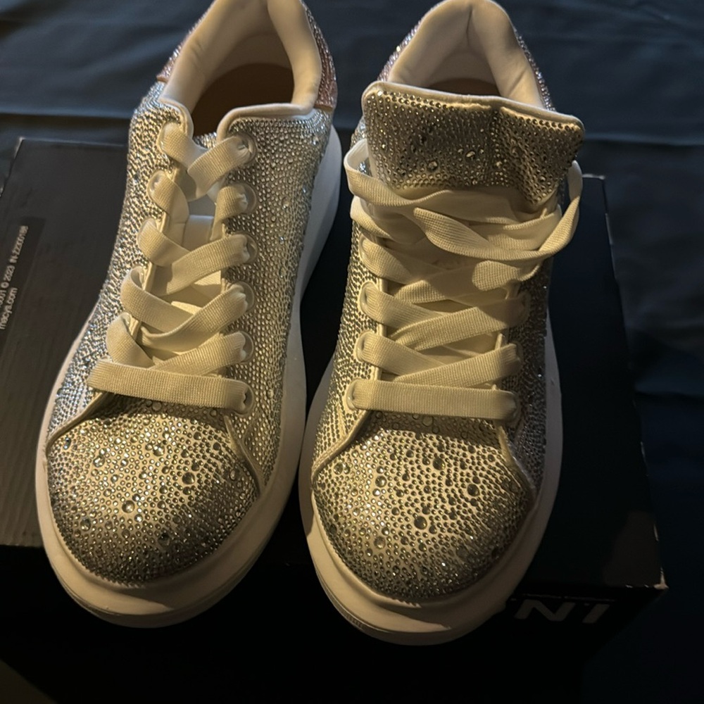 I.N.C. Neelaf silver bling sneakers
Woman’s 9.5